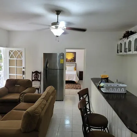 Modern 2 Bedroom With Free Parking, Green Spaces, Swimming Pool & Beach Access
